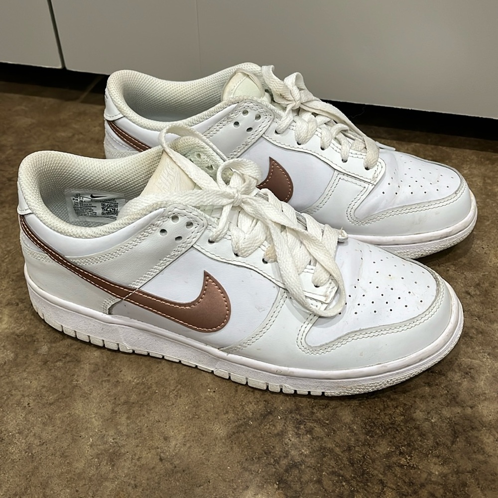 Girls Nike Dunk Low Metallic size 6Y. Gently worn.